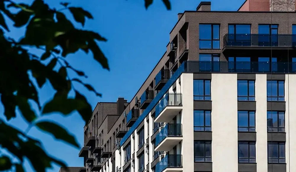 Здана однокімнатна з балконом біля ОЗЕРА