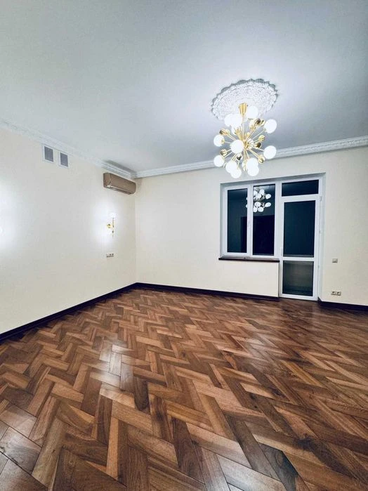 Продається просторий  будинок в Центрі