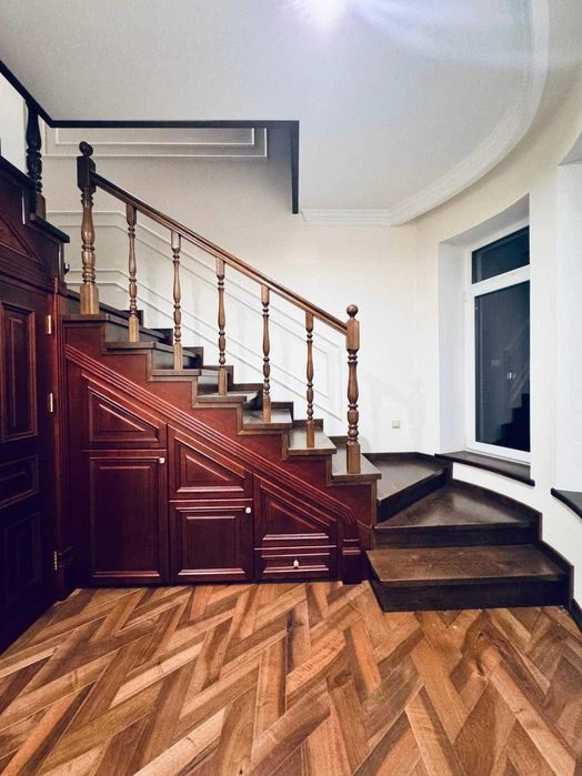 Продається просторий  будинок в Центрі