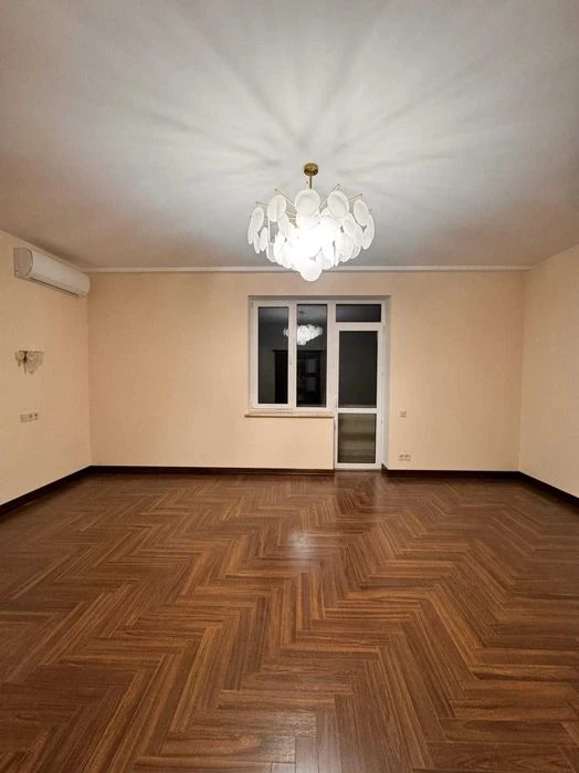 Продається просторий  будинок в Центрі