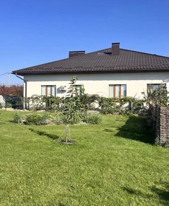 Продам просторий будинок з земельною ділянкою