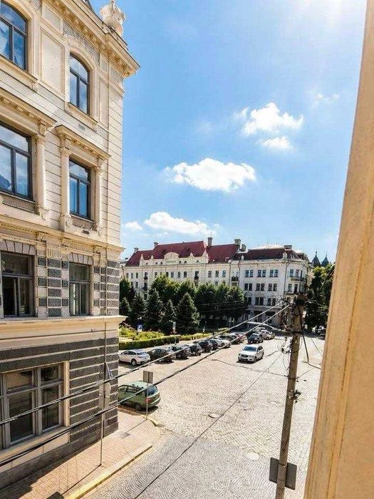 Продаж 3-кімнатної квартири з видом на театр