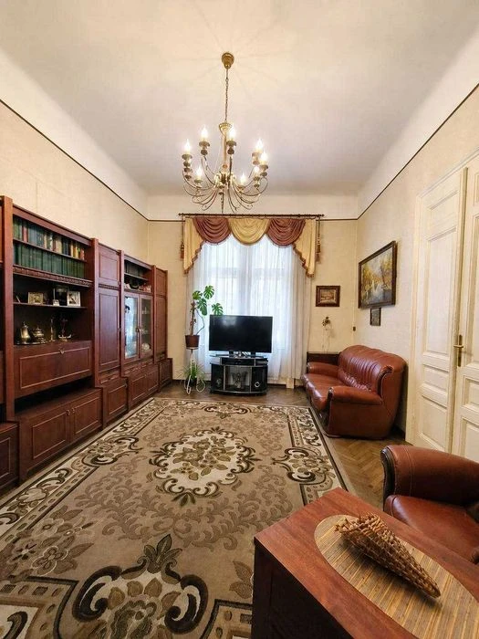 Продаж 3-кімнатної квартири з видом на театр
