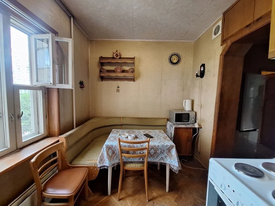 3-room apartment 73 m on Virmenskaya 11 m. Boryspilska and m. Vy