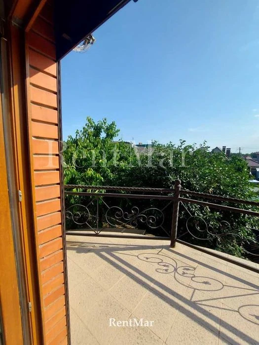 Добротный дом 232 м 5.3 сотки Дача Ковалевского.