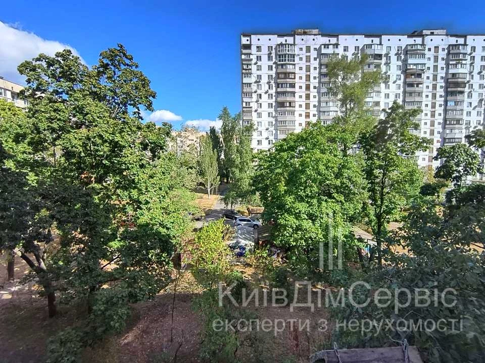 Квартира. Київ, Героїв полку "Азов" вул. (Маршала Малиновськ