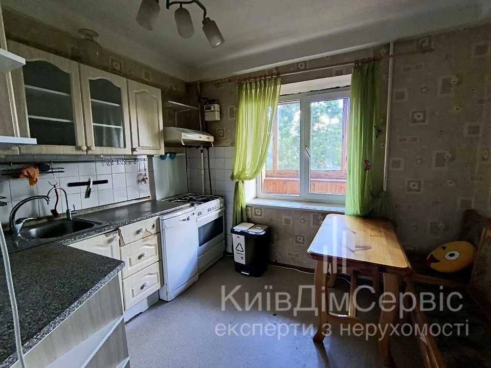 Квартира. Київ, Героїв полку "Азов" вул. (Маршала Малиновськ
