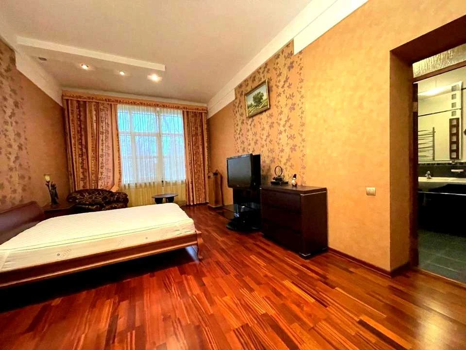 Будинок. Київ, Центральна вул.