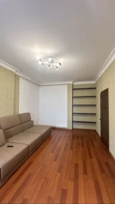 Двокімнатна на невисокому поверсі у новобудові Приморського