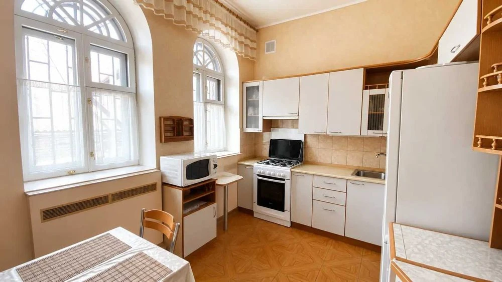 Продаж будинку Поділ 3 поверхи 203м2 6 кімнат  №17102