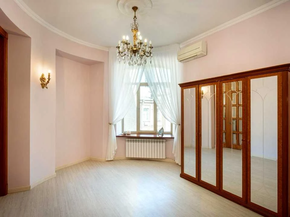 Apartment. Kyiv, Symona Petliura St. (Comintern)