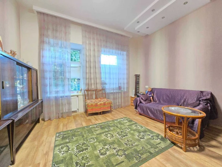 Продам 3-х кімн квартиру на землі в Приморському районі