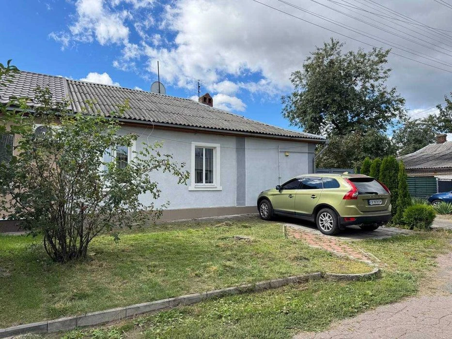 Продаж частини будинку з окремим подвір'ям центр міста