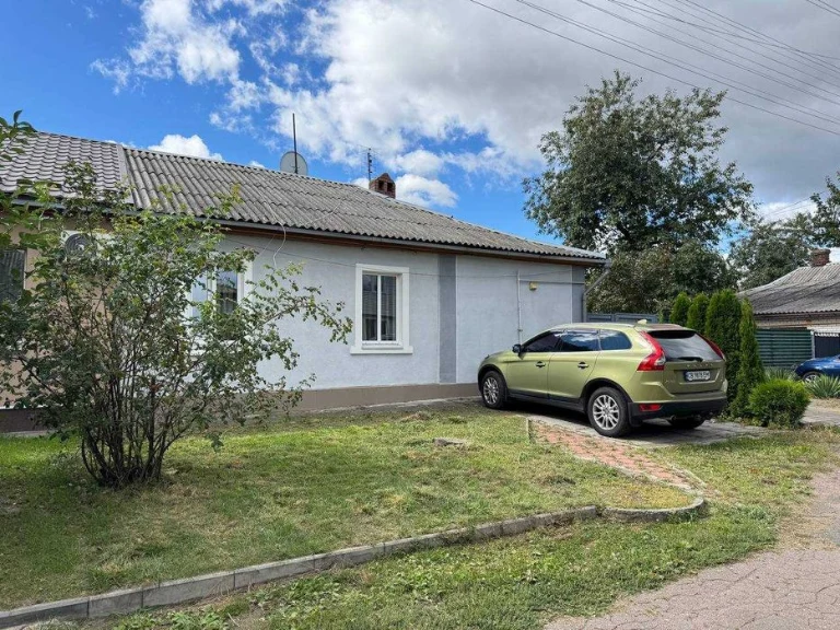 Продаж частини будинку з окремим подвір'ям центр міста