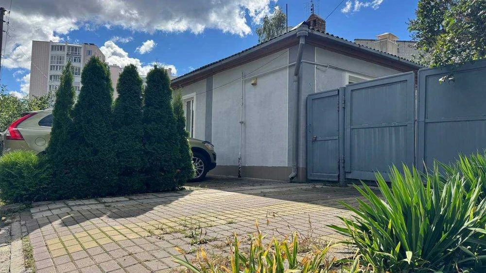 Продаж частини будинку з окремим подвір'ям центр міста