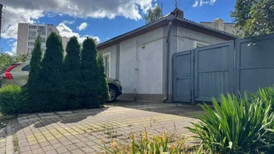 Продаж частини будинку з окремим подвір'ям центр міста
