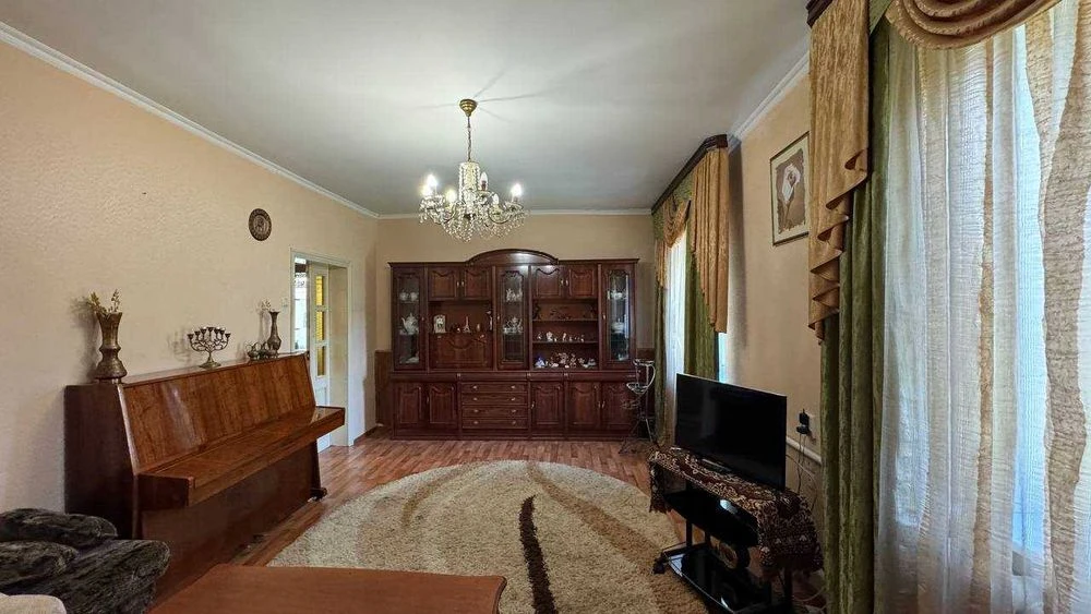Продаж частини будинку з окремим подвір'ям центр міста