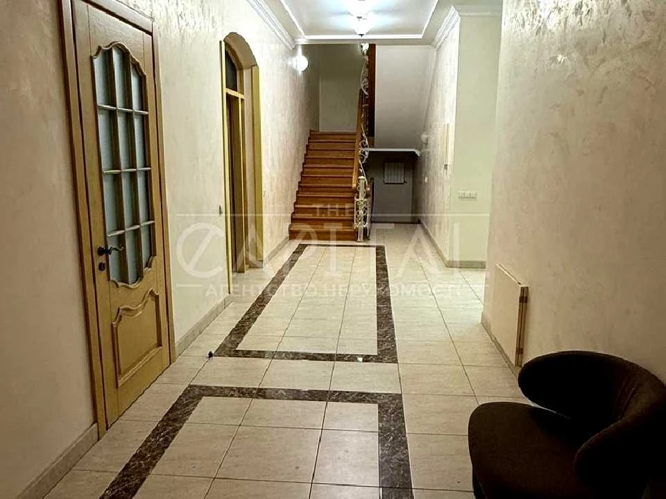 Будинок. Київ, Оболонська вул.