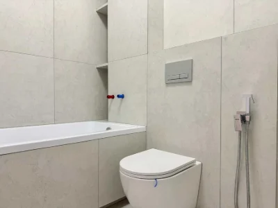 Видова півторачка біля міського озера