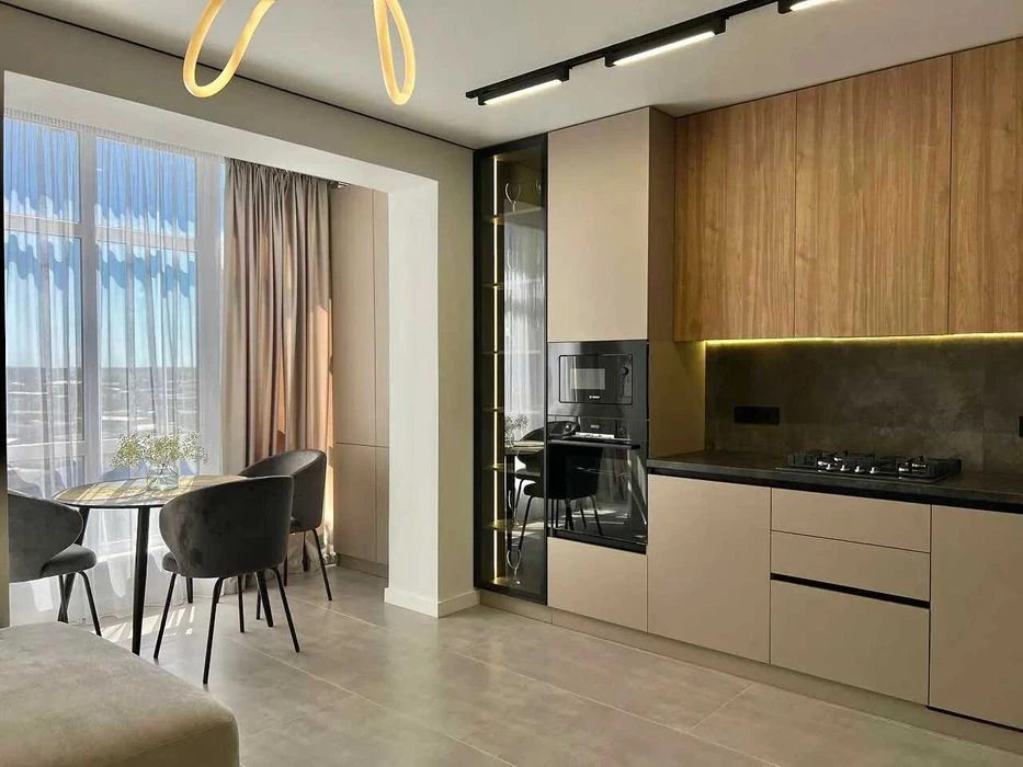 Однокімнатна з кухнею-студією поблизу центру