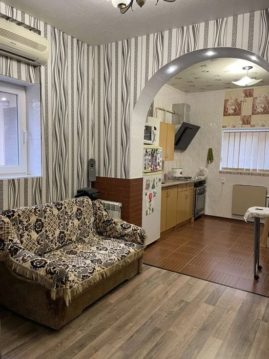 Продам 2 этажный дом, район 8 марта, улица Галины Петровой