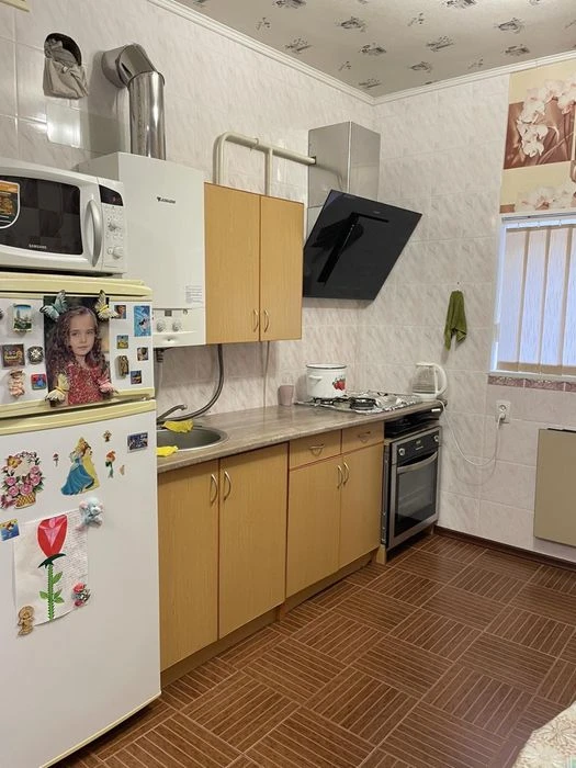 Продам 2 этажный дом, район 8 марта, улица Галины Петровой