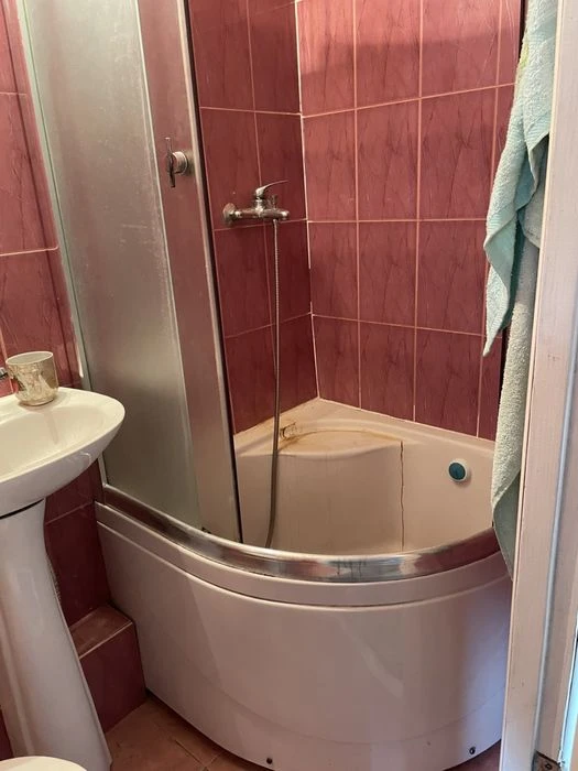 Продам 2 этажный дом, район 8 марта, улица Галины Петровой