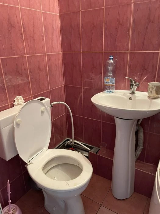 Продам 2 этажный дом, район 8 марта, улица Галины Петровой
