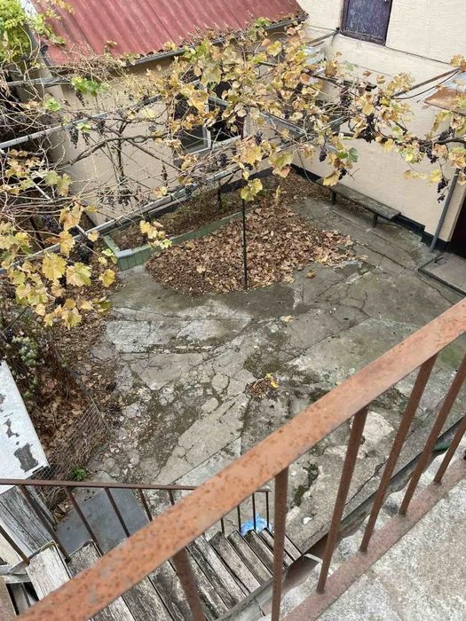 Продам 2 этажный дом, район 8 марта, улица Галины Петровой