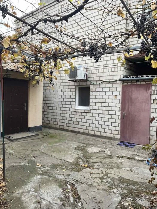 Продам 2 этажный дом, район 8 марта, улица Галины Петровой