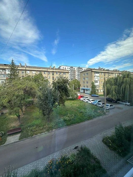 2к квартира по вул. Карпатська