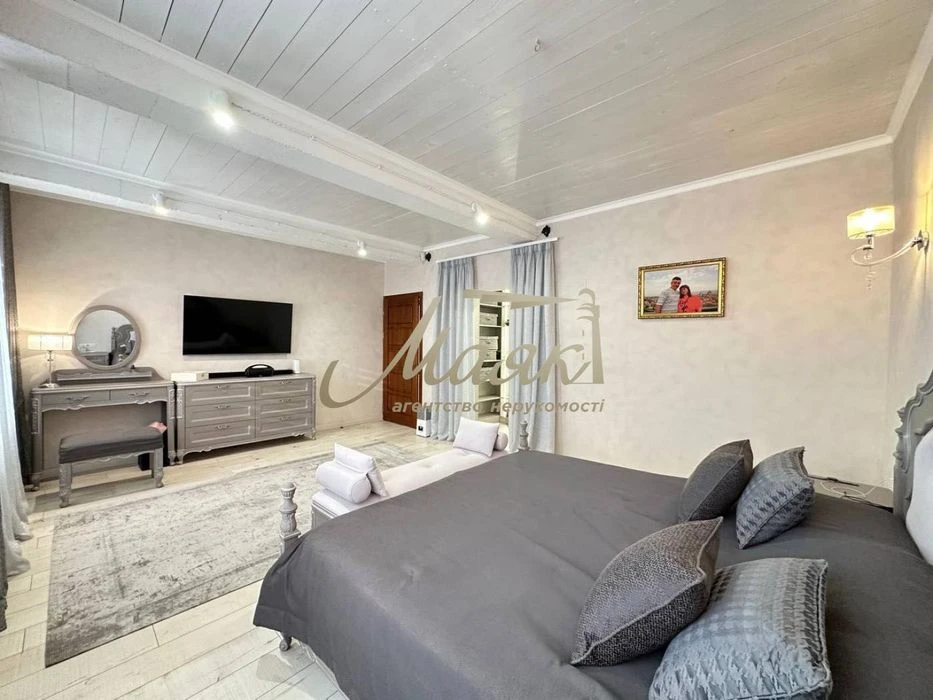 Cool house with new renovation in a quiet location.