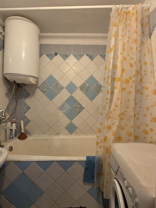 Продається 3х кімнатна, ГОЛОВНА (ТЦ ДЕПОТ), БАЛКОН + ЛОДЖИЯ.