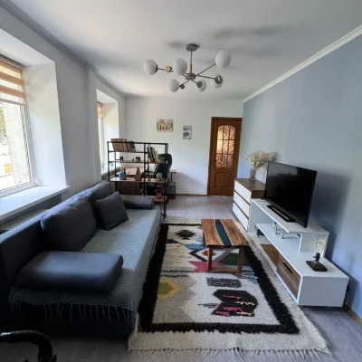 WITHOUT% Podil Tarasa Shevchenko 25 min 2nd floor 3 rooms 63 sq m Kyryliv