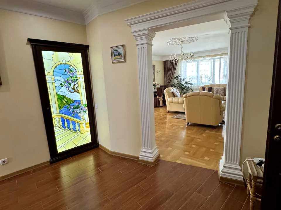 Квартира. Київ, Срібнокільська вул.