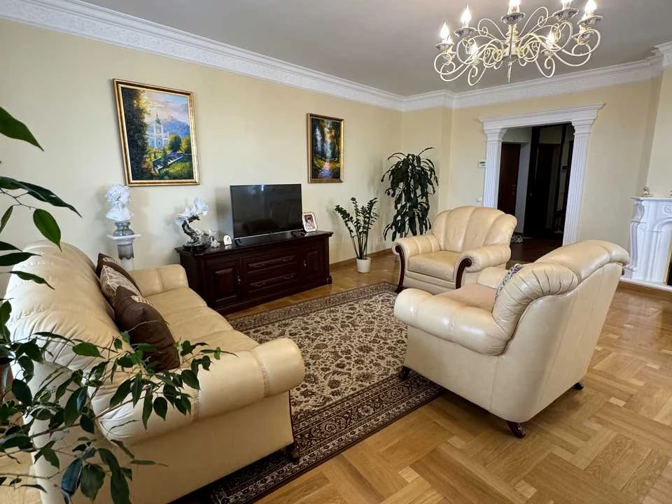 Квартира. Київ, Срібнокільська вул.