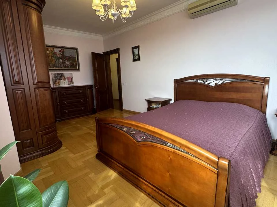 Квартира. Київ, Срібнокільська вул.