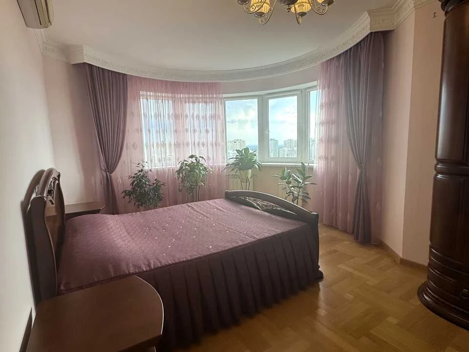 Квартира. Київ, Срібнокільська вул.
