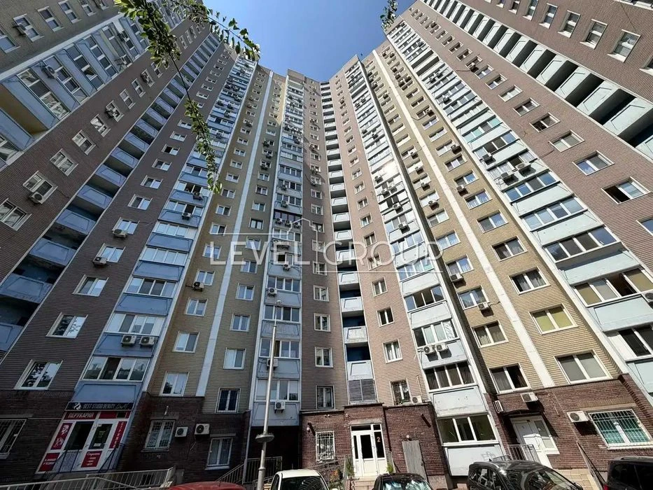 Трикімнатна квартира з сучасним ремонтом за адресою: просп.