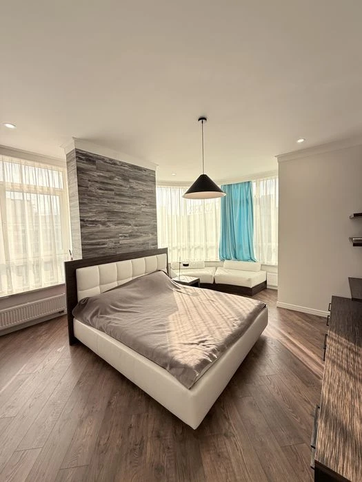 For rent at 9 Zhemchuzhina on French boulevard Dvukhkomnatnaya 100