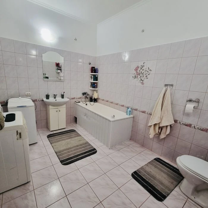 Простора 2-к квартира 81.7 м² з індивідуальним опаленням!Пор
