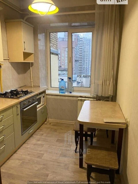 Продаж 2к квартири 42 кв. м на вул. Велика Васильківська 118