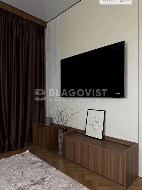 Продаж 1к квартири 42 кв. м на вул. Михайла Максимовича 28 •