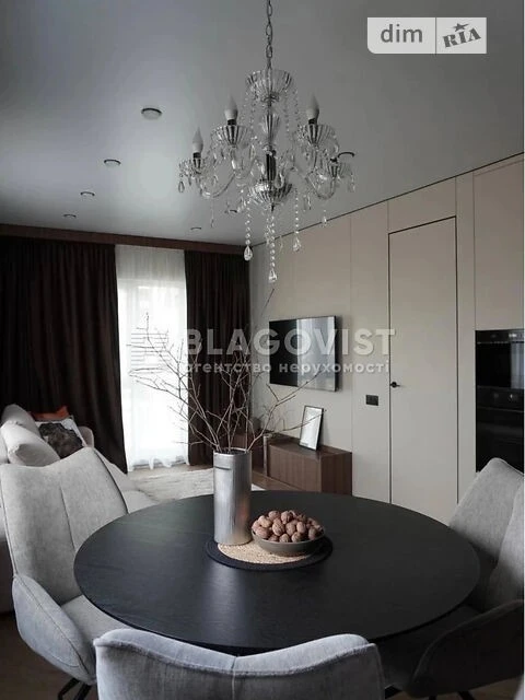 Продаж 1к квартири 42 кв. м на вул. Михайла Максимовича 28 •