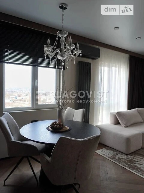 Продаж 1к квартири 42 кв. м на вул. Михайла Максимовича 28 •