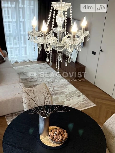 Продаж 1к квартири 42 кв. м на вул. Михайла Максимовича 28 •