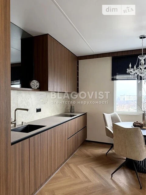 Продаж 1к квартири 42 кв. м на вул. Михайла Максимовича 28 •