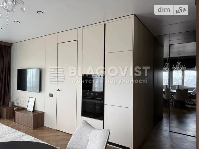 Продаж 1к квартири 42 кв. м на вул. Михайла Максимовича 28 •