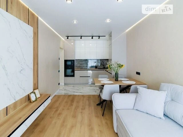 Продаж 2к квартири 61 кв. м на вул. Михайла Максимовича 24Г