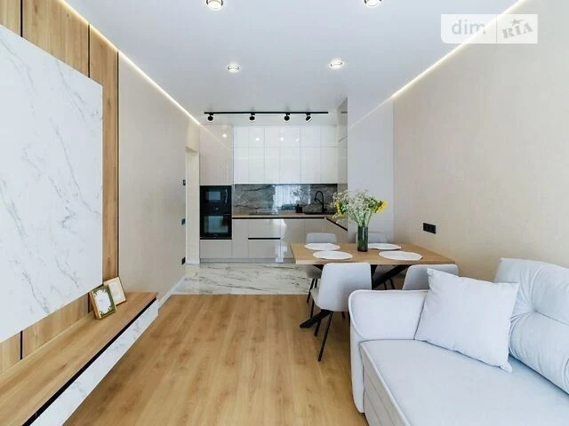 Продаж 2к квартири 61 кв. м на вул. Михайла Максимовича 24Г